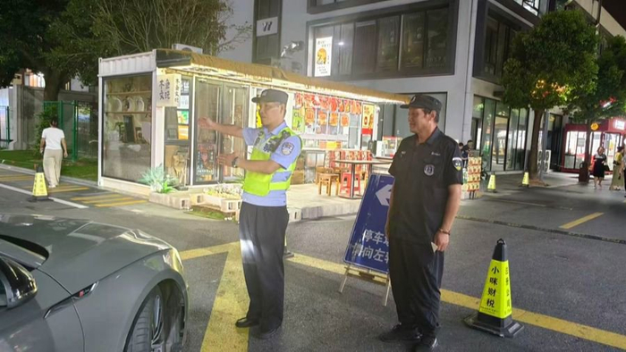 夜探智慧湾：当集装箱夜市遇上“硬核”守护者