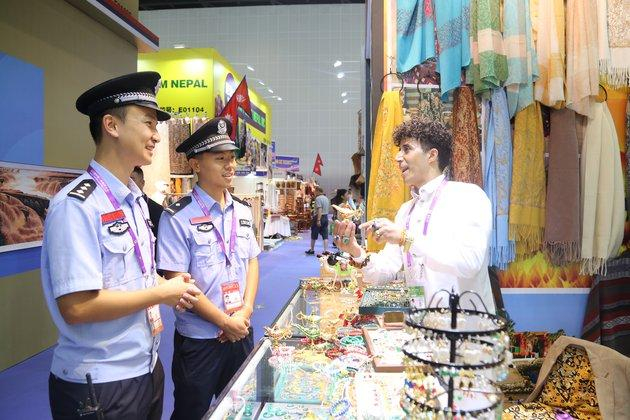 南宁警方佩戴AI智能眼镜上岗 以智慧安保护航盛会