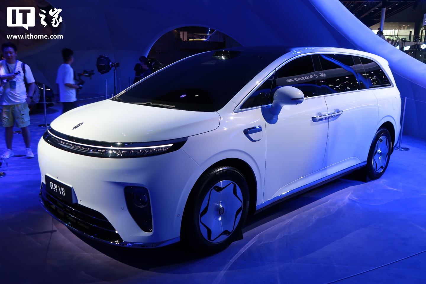 鸿蒙智行享界 V8“家庭智慧旗舰 MPV”成都车展首秀：寰宇星环一体贯穿大灯、保留电动滑门